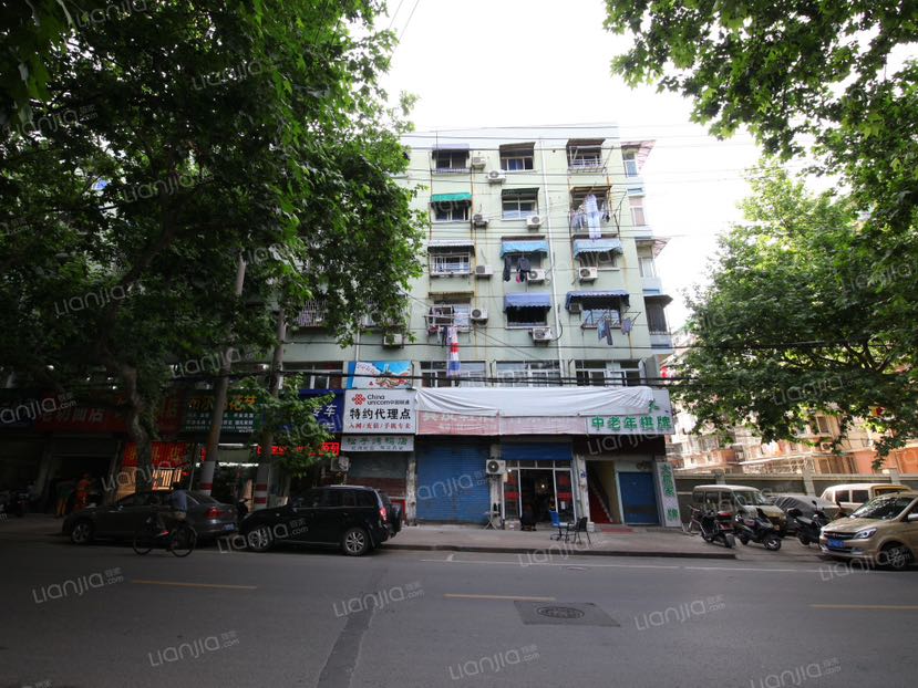 江宁路20号小区,正规成熟小区，小区中间非常安静，性价比不错8