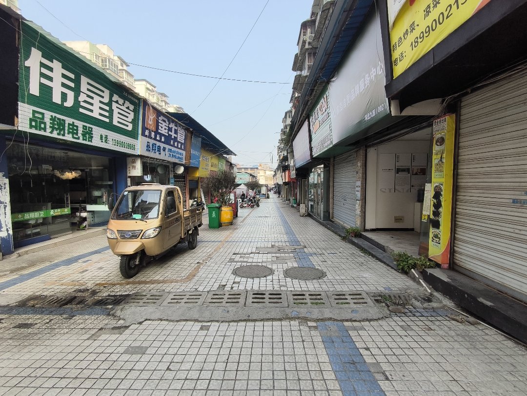 重庆商业步行街,重庆商业步外跃两层，精装四室双卫带小花园阳台。生活出行便利15