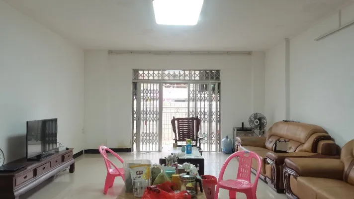实验中学附近，国泰广场电梯低层，精装大3房，北向，送大平台