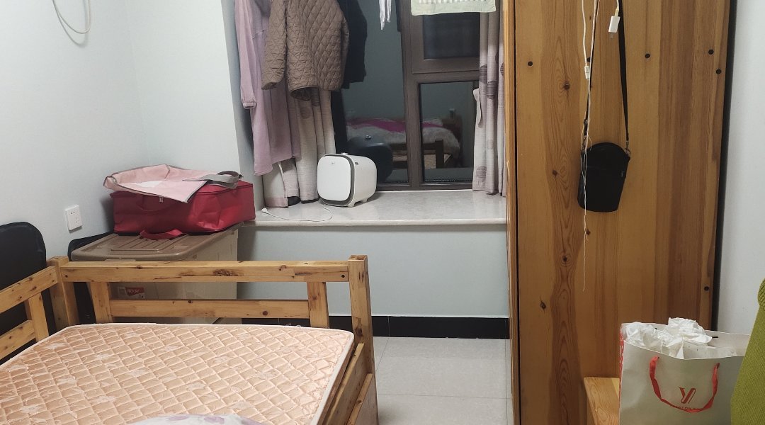 西班牙玫瑰,西班牙玫瑰一楼带院，精装两室带全屋家电9