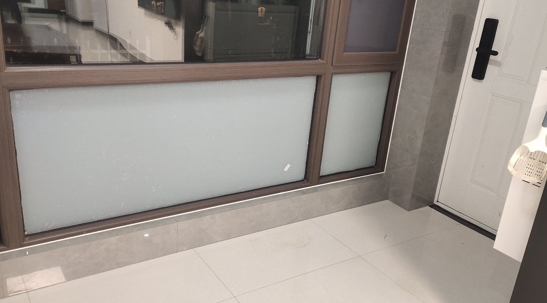 西班牙玫瑰,西班牙玫瑰一楼带院，精装两室带全屋家电6