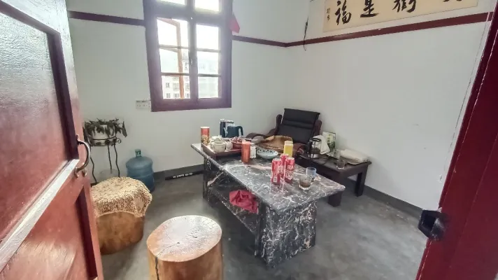 明强街通商巷两室，东西向，出让地，院子大免费停车，有钥匙
