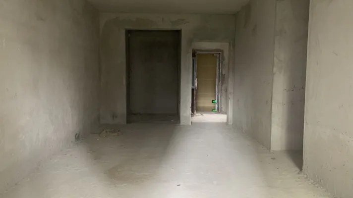 豪美湖景湾西区，毛坯3室2厅1卫1阳台，交通便利，设施齐全