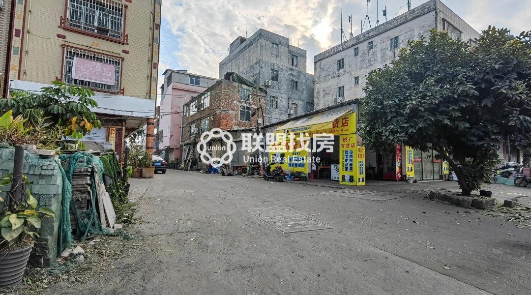 东庆小区,港口高中旁 双间三面光天地楼3层急售45万。16