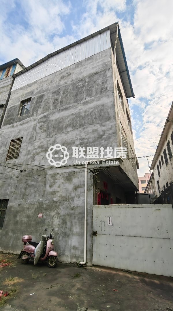 东庆小区,港口高中旁 双间三面光天地楼3层急售45万。18