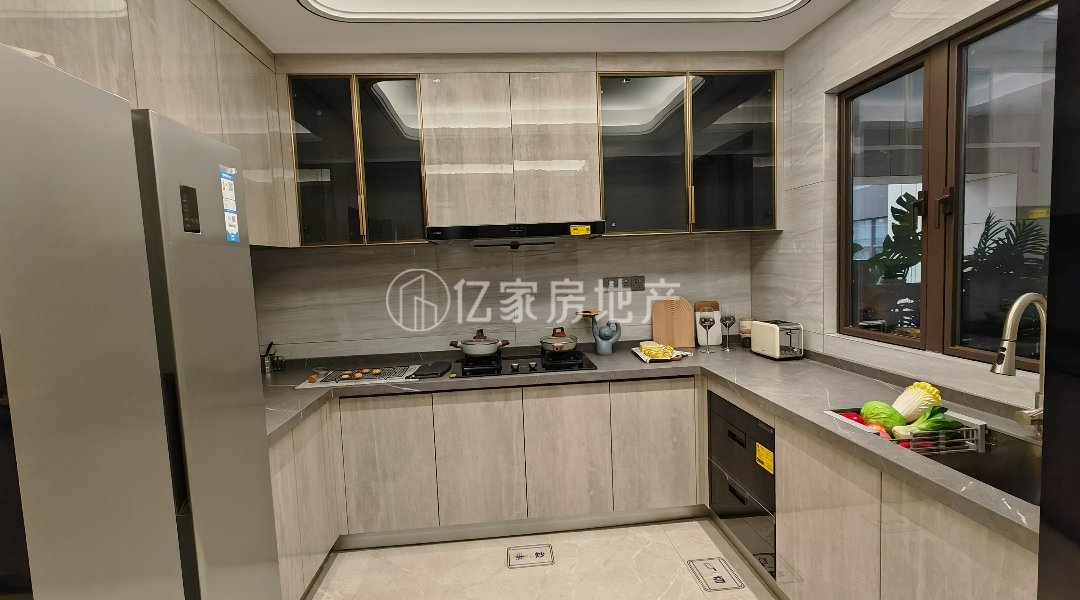 容县城南毛坯4室2厅2卫二手房出售2