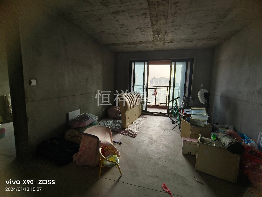 锦绣姜城,锦绣姜城毛坯三房，景观楼层，契税满二，随时过户3