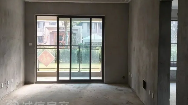 房主诚心出售，1楼前后带大院。