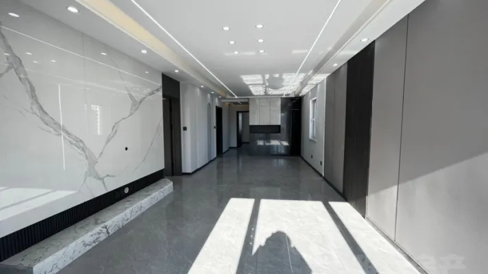 大 唐荣城 电梯8层 精装出售 房本不满二年 支持贷款