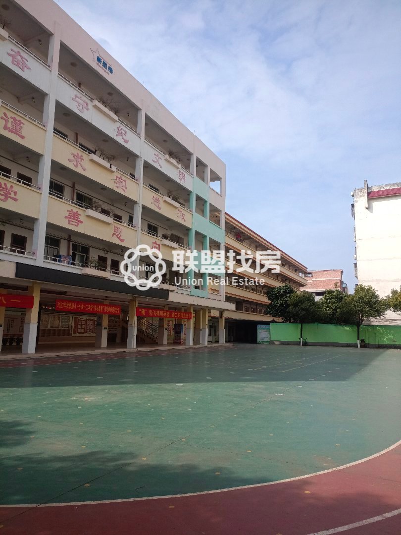 八一小学教师宿舍楼,八一路囗出入方便，教师楼房。13