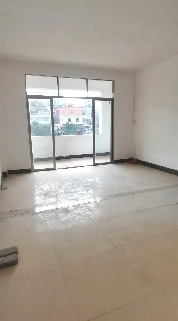 市中心步梯低层两房一厅 生活方便