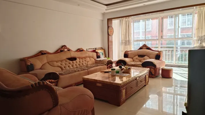 单元房中间楼层，精装修，房东急售
