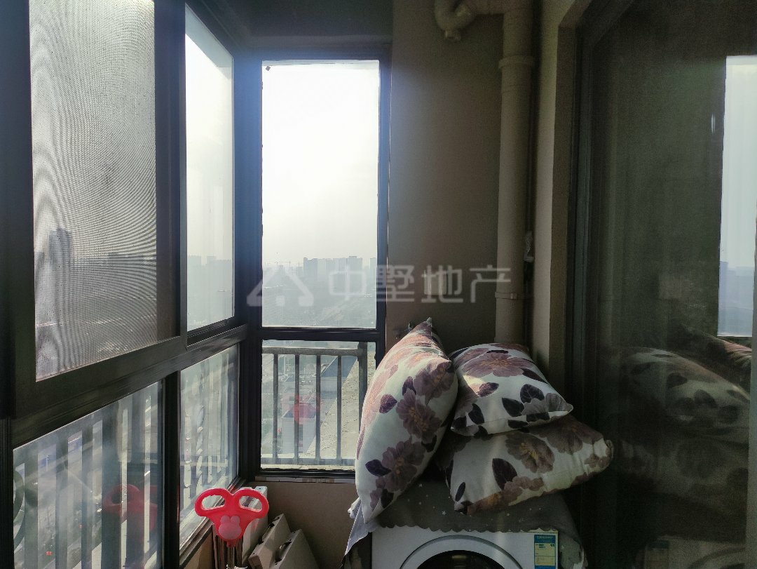 恒大绿洲,房子室内装修保持很好，东西齐全拎包入住出门就是山南十三十四小6