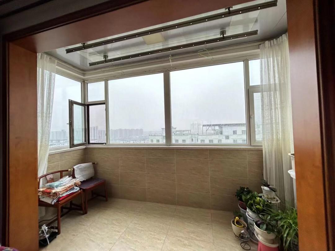御林家园,市医院旁，御林家园。电梯20层，精装大三居8