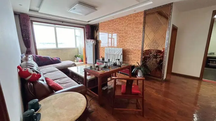 市医院旁，御林家园。电梯20层，精装大三居