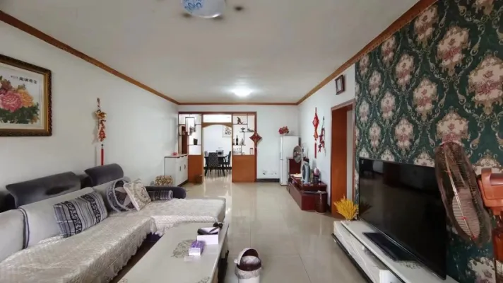 青杠林小学旁，南北通透四室带双阳台，诚心出售