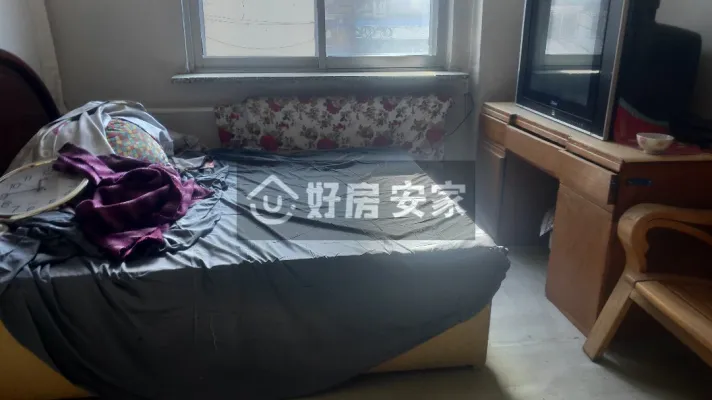 ZQ站前六中47平步梯三楼28万房改南向