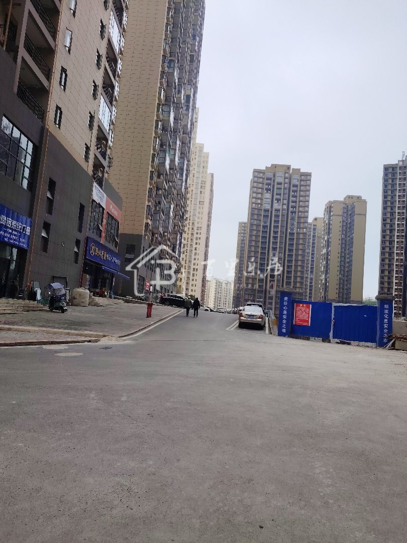 位置好地段好，不要中介费，价格4千，加维修基金和气税-景秀黔城二手房价