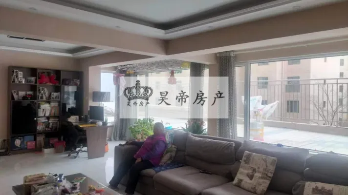 2楼带大平台，整个一层私人空间，可以分开卖