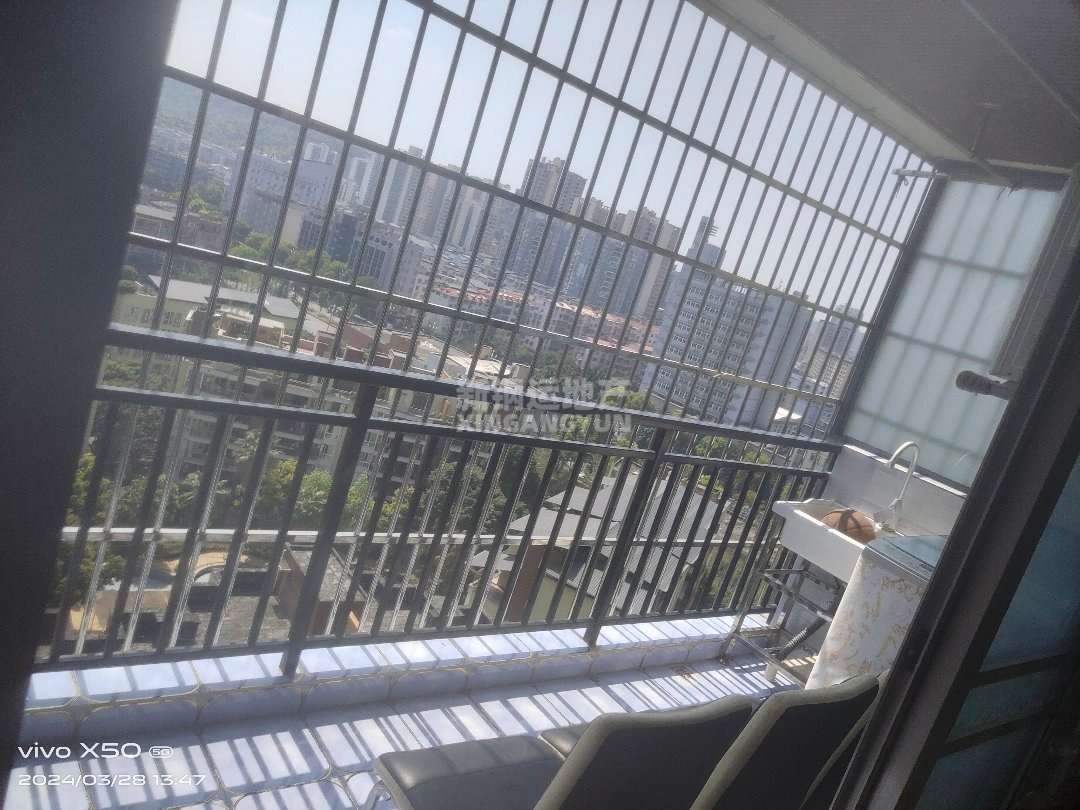 五星华府,交通便利精装4室2厅2卫1阳台，出门就是香国公园5