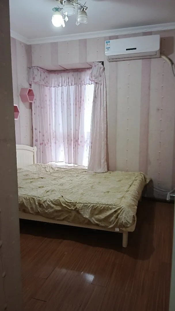 1室2厅1卫1阳台1300元/月,环境幽静,居住舒适