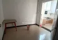 步行街附近的二房一厅出售。7