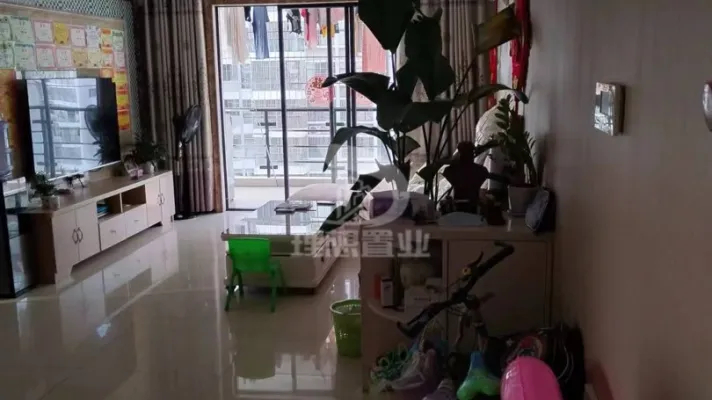 汽车站动车站旁边，迎龙区中心地段