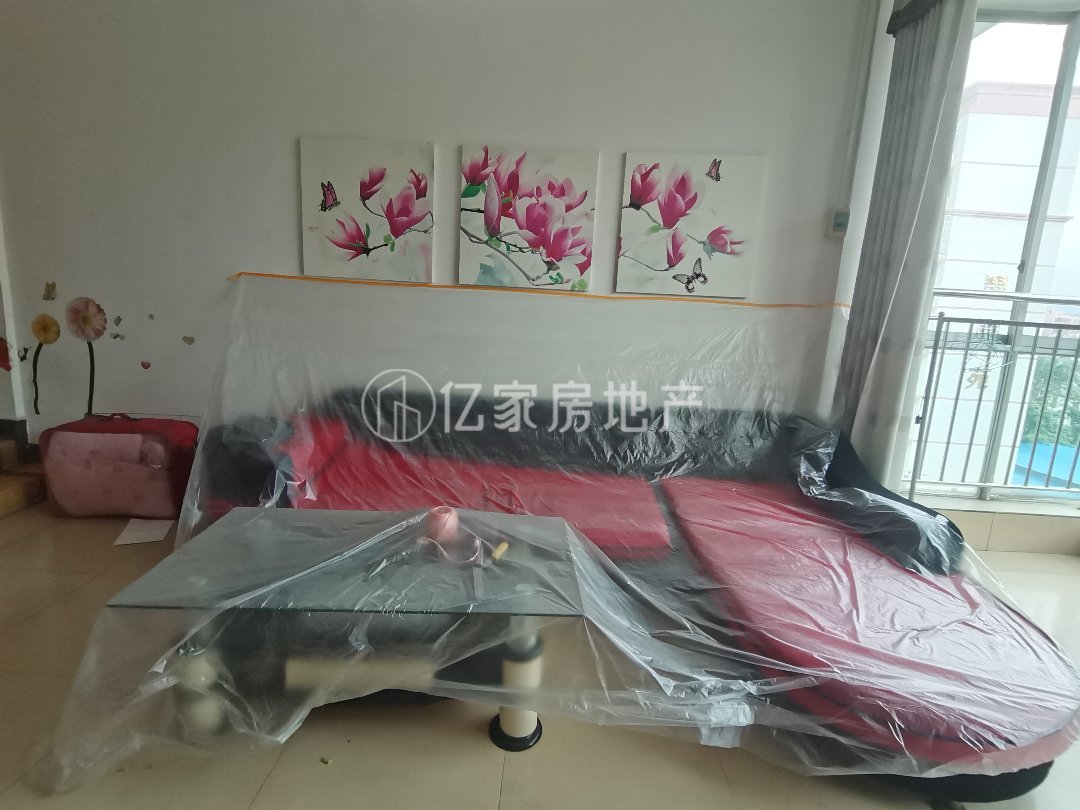 龙晶花苑,龙晶花苑，精装三房两厅，带家电家具，售32万1