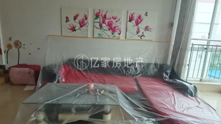 龙晶花苑，精装三房两厅，带家电家具，售32万