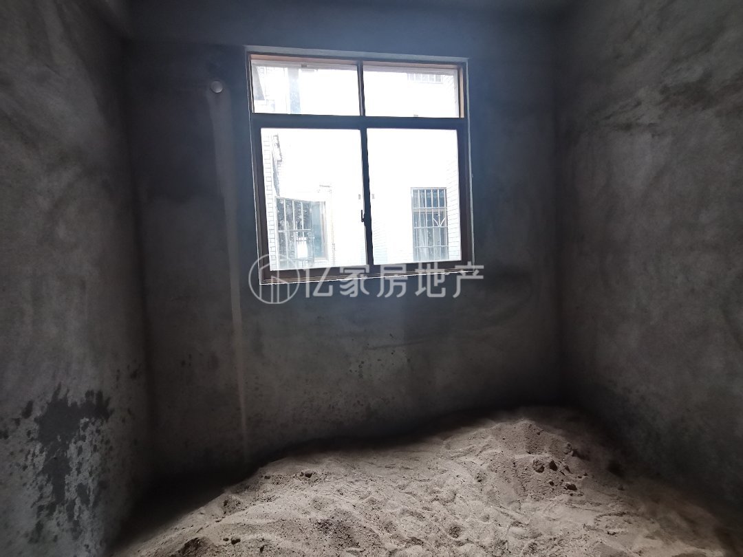 容县城中毛坯3室1厅2卫二手房出售2