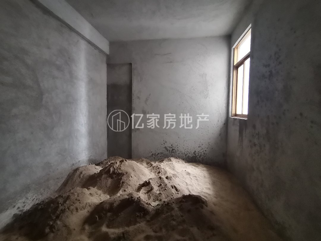 容县城中毛坯3室1厅2卫二手房出售8