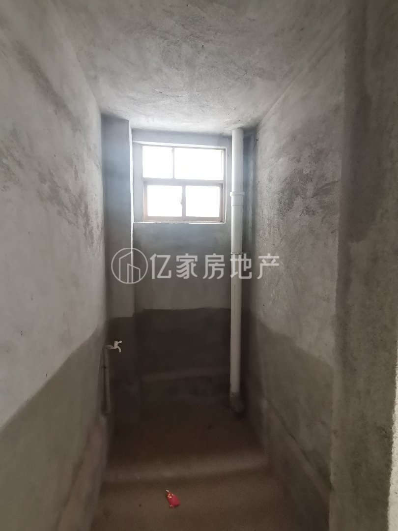 容县城中毛坯3室1厅2卫二手房出售4