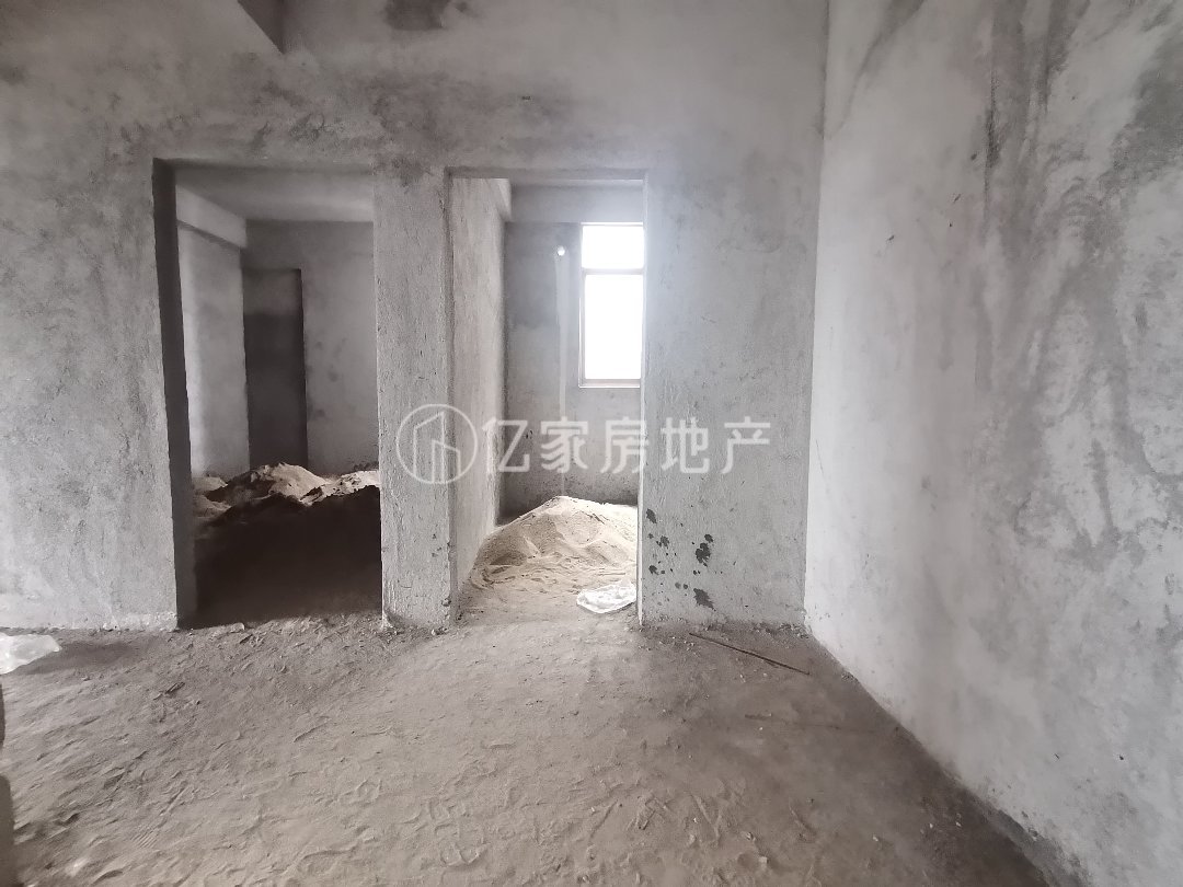 容县城中毛坯3室1厅2卫二手房出售5