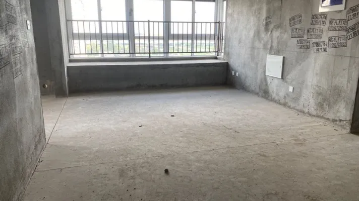首 府壹号 三室两卫边户 纯毛坯 房东诚心出售！