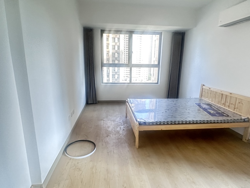 东湖世纪城六区,3室2厅1卫1阳台1100元/月,环境幽静,居住舒适1