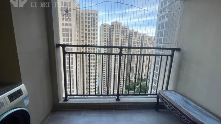 精装3室2厅2卫1阳台地铁沿线，交通便利，舒适宜居