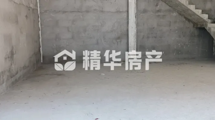 商贸城两直三层半，位置好，前后停车出入方便，送半层利用空间大
