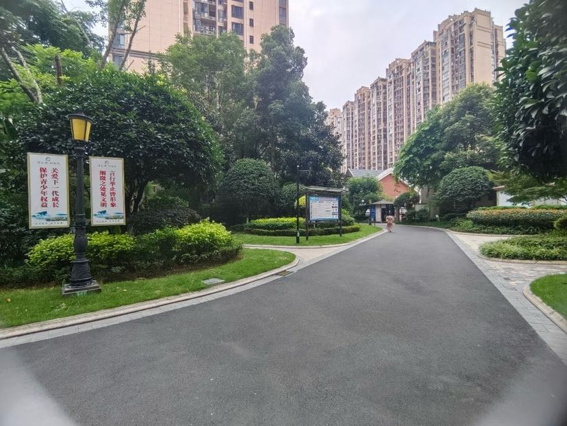 河畔明珠,111㎡河畔明珠紧邻地铁，公交便利9