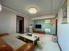 明天广场102㎡3室2厅1卫1阳台毛坯，多条公交经过