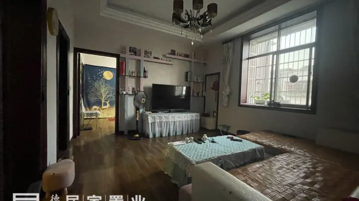 政府小区，精装修3房，实小在对面，出行方便