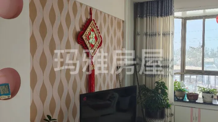 2室2厅，地暖房，带家具家电！洗衣机不带，带7.8平储藏室！