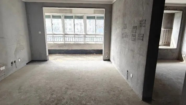 现代城纯毛坯4室2厅2卫，交通便利
