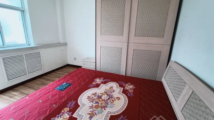 精装3室2厅2卫1阳台地铁沿线，交通便利，舒适宜居