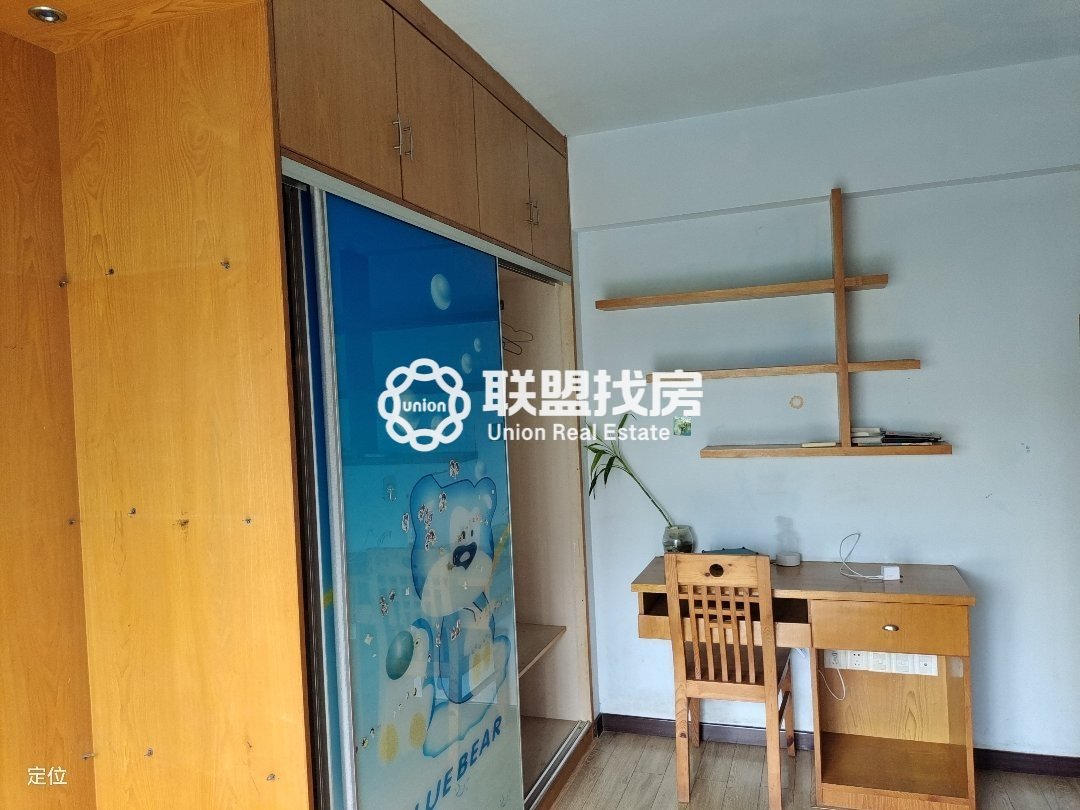 龙凤嘉苑,龙凤嘉苑三房出租，交通便利，楼下就是超市，出入方便2