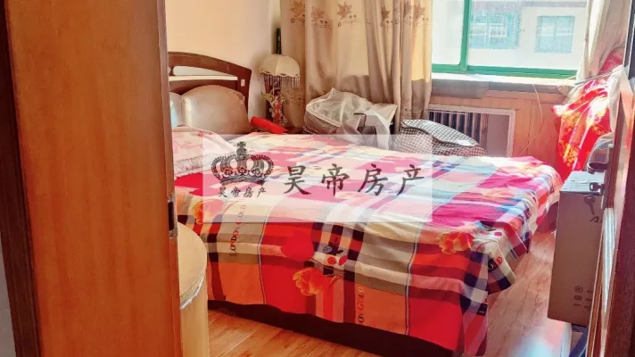临近十一中，南北通透，落地窗采光好