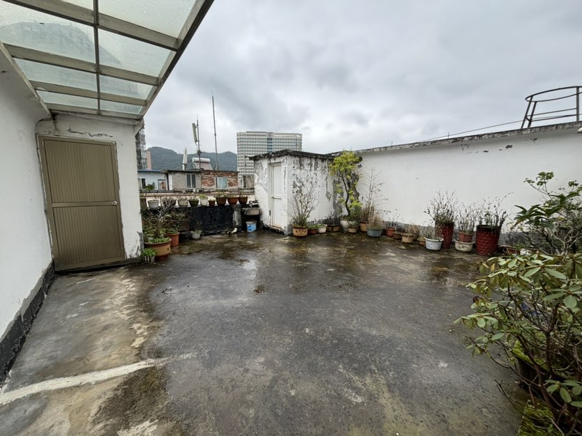 糖酒公司住宅小区,黄土坡市医院对面楼下楼上两套共4室2卫2厨房带楼顶花园10