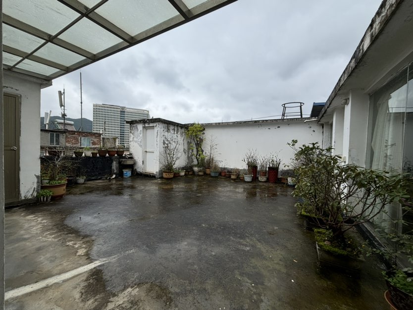 糖酒公司住宅小区,黄土坡市医院对面楼下楼上两套共4室2卫2厨房带楼顶花园3