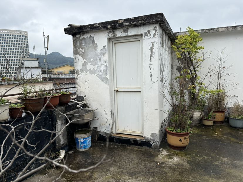 糖酒公司住宅小区,黄土坡市医院对面楼下楼上两套共4室2卫2厨房带楼顶花园14