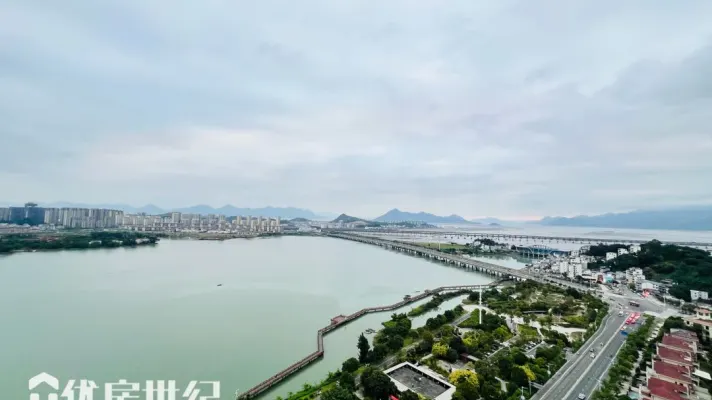 唐程御品 电梯高层毛坯3房2厅2卫 一线沿湖