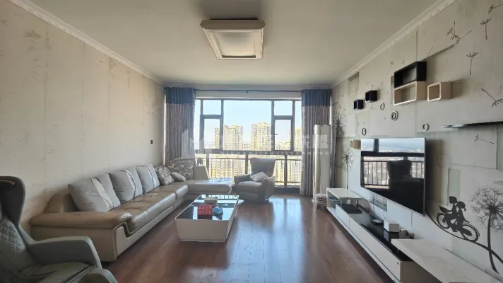后湖边上，小区环境好
